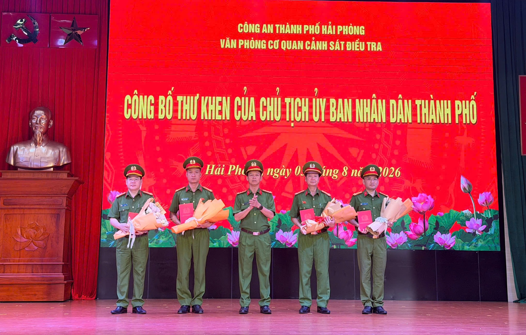 Văn phòng Cơ quan Cảnh sát điều tra, CATP Hải Phòng: Công bố Thư khen và Quyết định khen thưởng của Chủ tịch UBND TP tại Lễ chào cờ tháng 8/2026